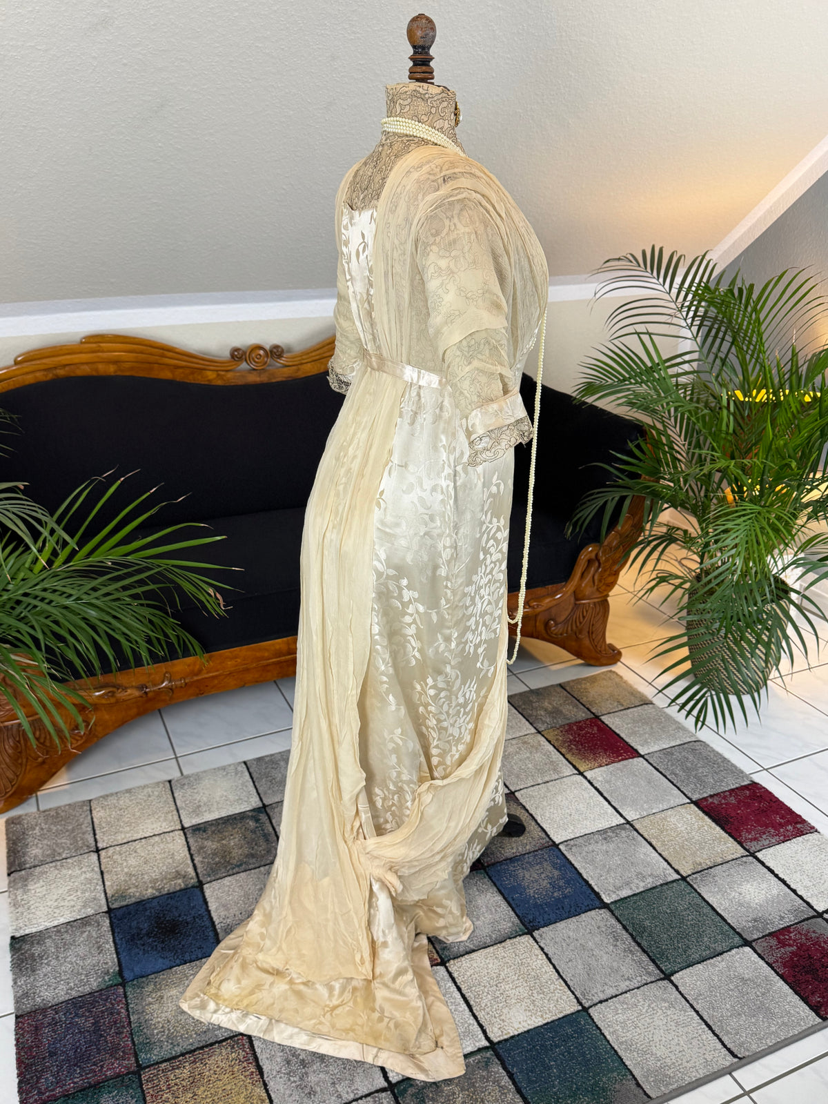 „Antique 1912 cream silk brocade evening dress with lace, crepe drapes and Lady Gillman provenance“