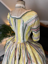 Eine Robe à l’Anglaise aus gelb, grün und pink gestreiftem Seidentaft, ca. 1770