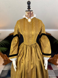 Antikes viktorianisches Tageskleid aus dunklem Goldbrokat, ca. 1858