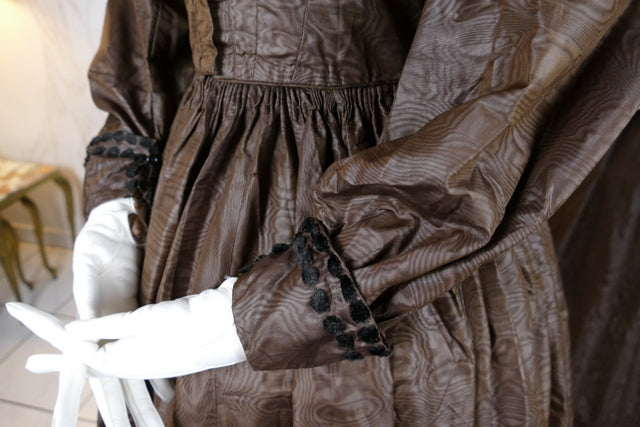 Antike Biedermeier Mutter-Tochter Moiré-Seiden-Nachmittagskleider, 1840er Jahre