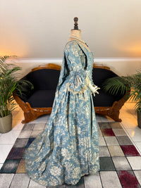 Robe à la Française aus blauem und cremefarbenem Seidendamast – authentisches Kleid aus dem 18. Jahrhundert, ca. 1770