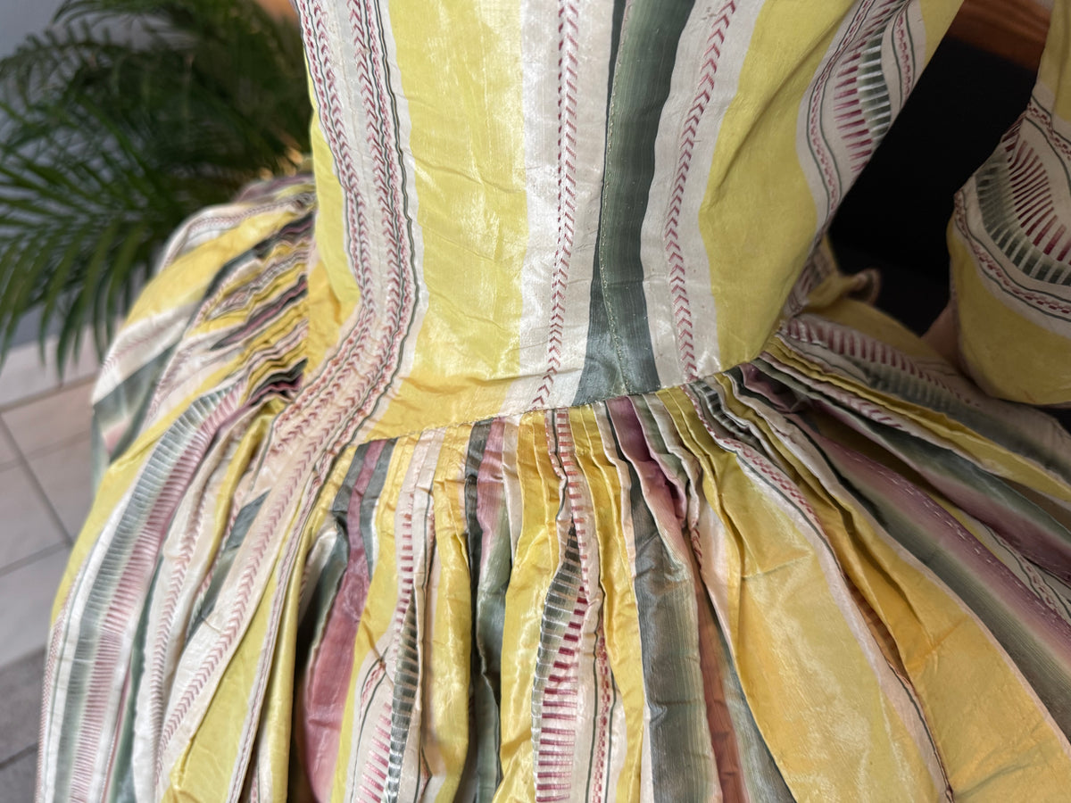 Eine Robe à l’Anglaise aus gelb, grün und pink gestreiftem Seidentaft, ca. 1770