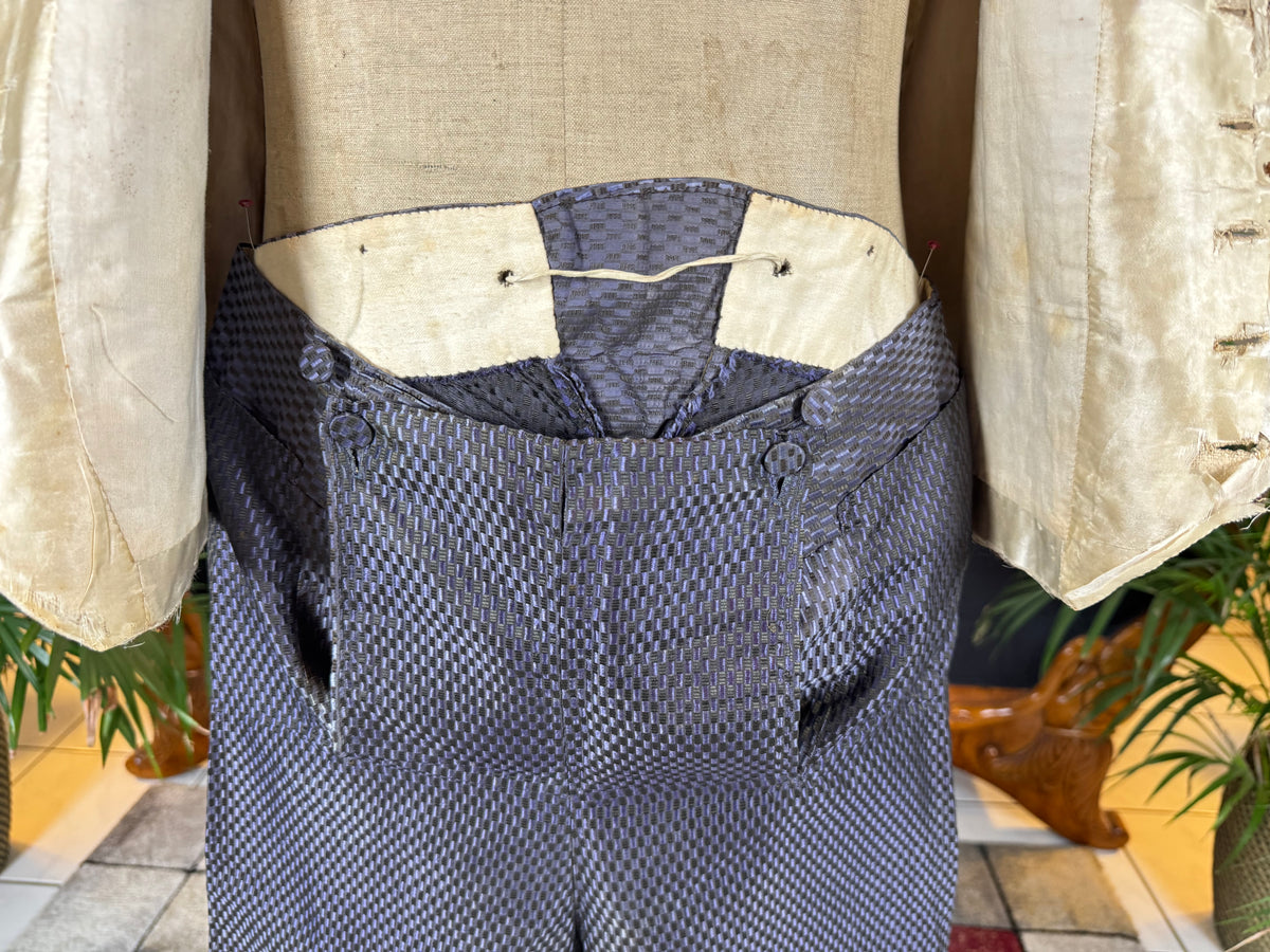 Antike Weste und blaue knielange Seidenhose, ca. 1790 – Besticktes florales Herrenensemble