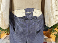 Antike Weste und blaue knielange Seidenhose, ca. 1790 – Besticktes florales Herrenensemble