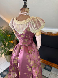 Antikes lilafarbenes Seiden-Ballkleid aus der viktorianischen Ära, ca. 1895