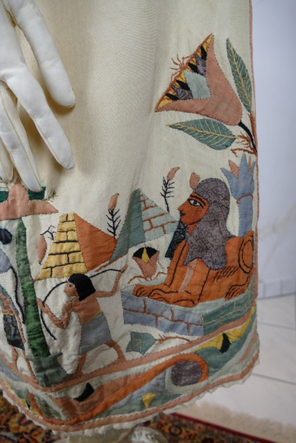 Ägyptische Revival Seidenjacke, ca. 1924 – Appliqué-Motive mit Sphinx, Skarabäus & Pyramide