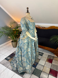 Robe à la Française aus blauem und cremefarbenem Seidendamast – authentisches Kleid aus dem 18. Jahrhundert, ca. 1770