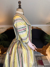 Eine Robe à l’Anglaise aus gelb, grün und pink gestreiftem Seidentaft, ca. 1770