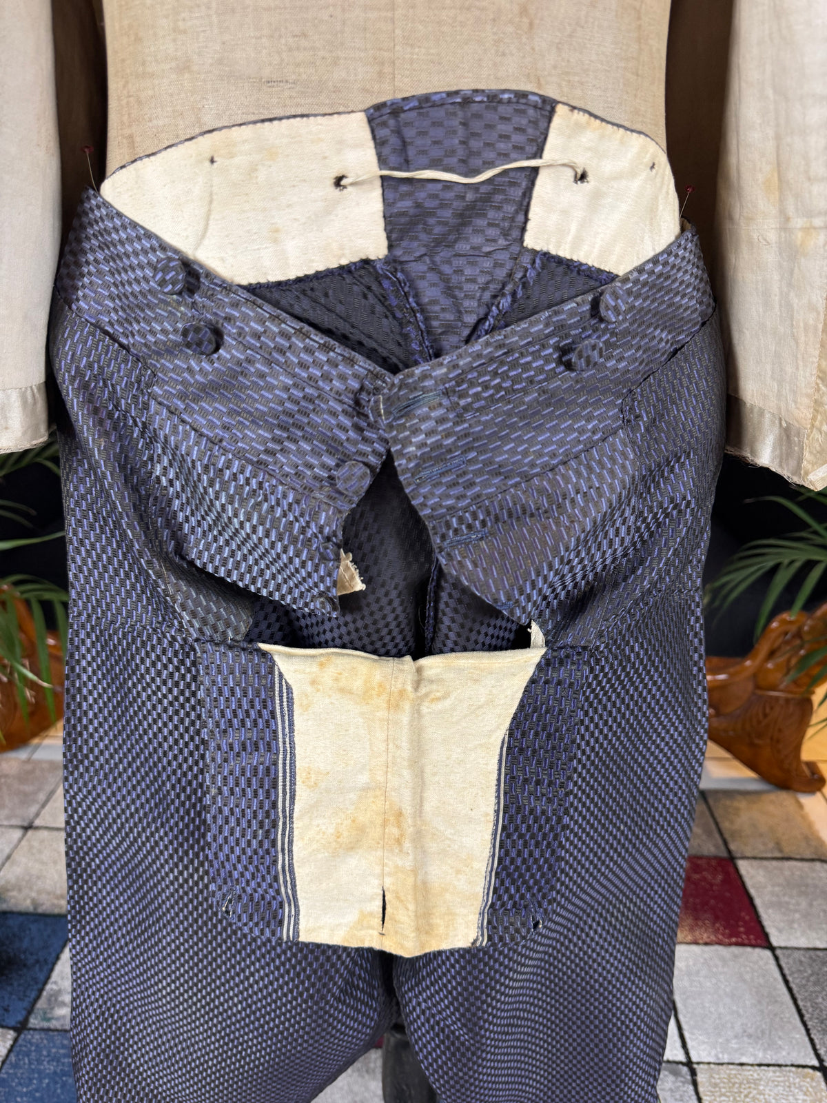 Antike Weste und blaue knielange Seidenhose, ca. 1790 – Besticktes florales Herrenensemble