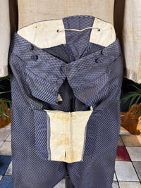 Antike Weste und blaue knielange Seidenhose, ca. 1790 – Besticktes florales Herrenensemble