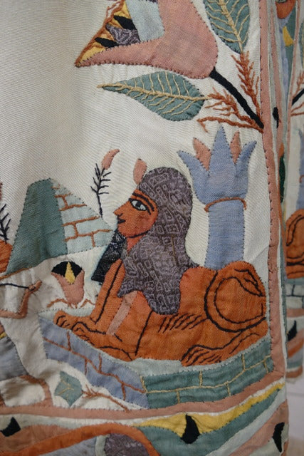 Ägyptische Revival Seidenjacke, ca. 1924 – Appliqué-Motive mit Sphinx, Skarabäus & Pyramide