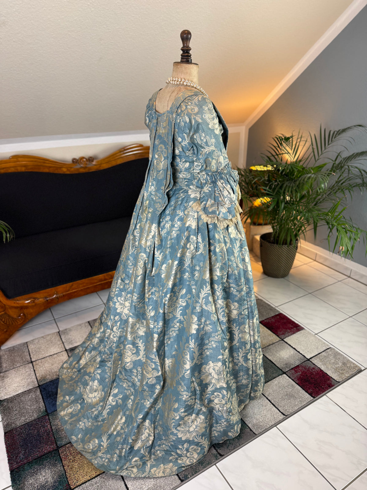 Robe à la Française aus blauem und cremefarbenem Seidendamast – authentisches Kleid aus dem 18. Jahrhundert, ca. 1770