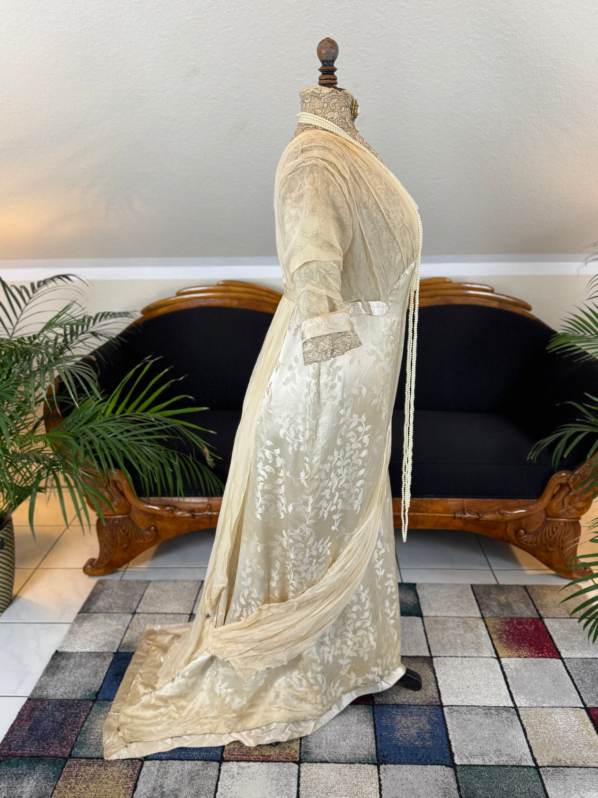 „Antique 1912 cream silk brocade evening dress with lace, crepe drapes and Lady Gillman provenance“