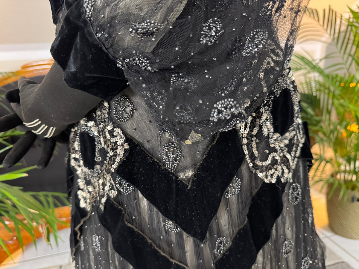 MARC WALTER Außergewöhnliches Abendkleid ca. 1904 – Pariser Couture-Meisterwerk aus Spitze, Tüll und Samt