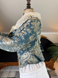 Rokoko Caraco 1750 – Blau-weiß geblümte Seide, Jacke im Reitstil