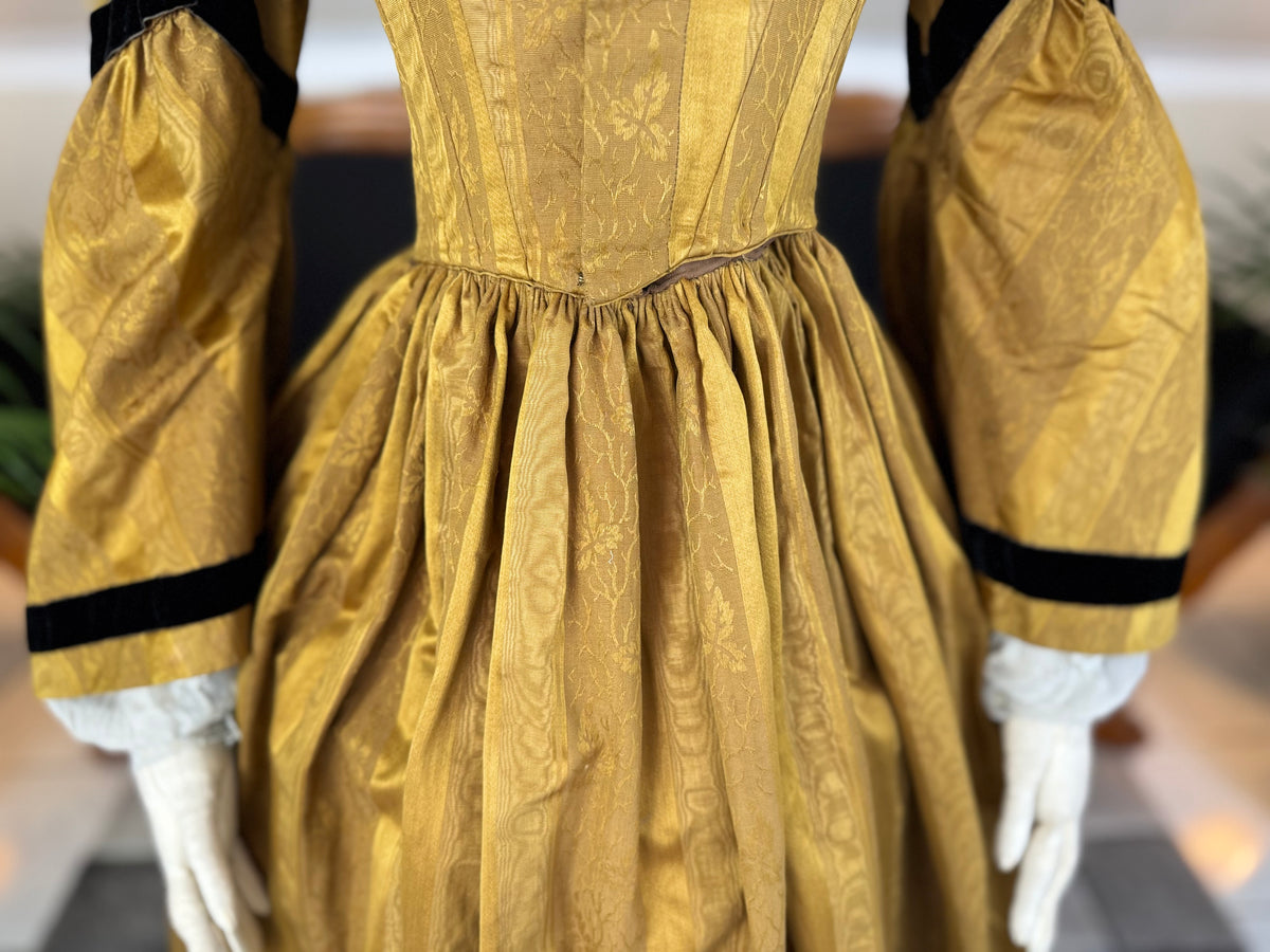 Antikes viktorianisches Tageskleid aus dunklem Goldbrokat, ca. 1858