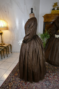 Antike Biedermeier Mutter-Tochter Moiré-Seiden-Nachmittagskleider, 1840er Jahre
