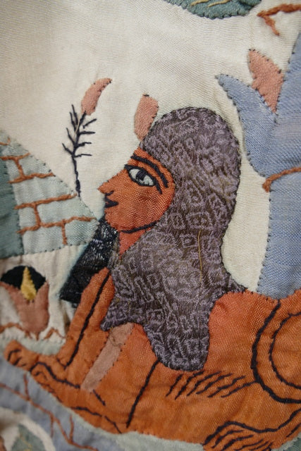 Ägyptische Revival Seidenjacke, ca. 1924 – Appliqué-Motive mit Sphinx, Skarabäus & Pyramide