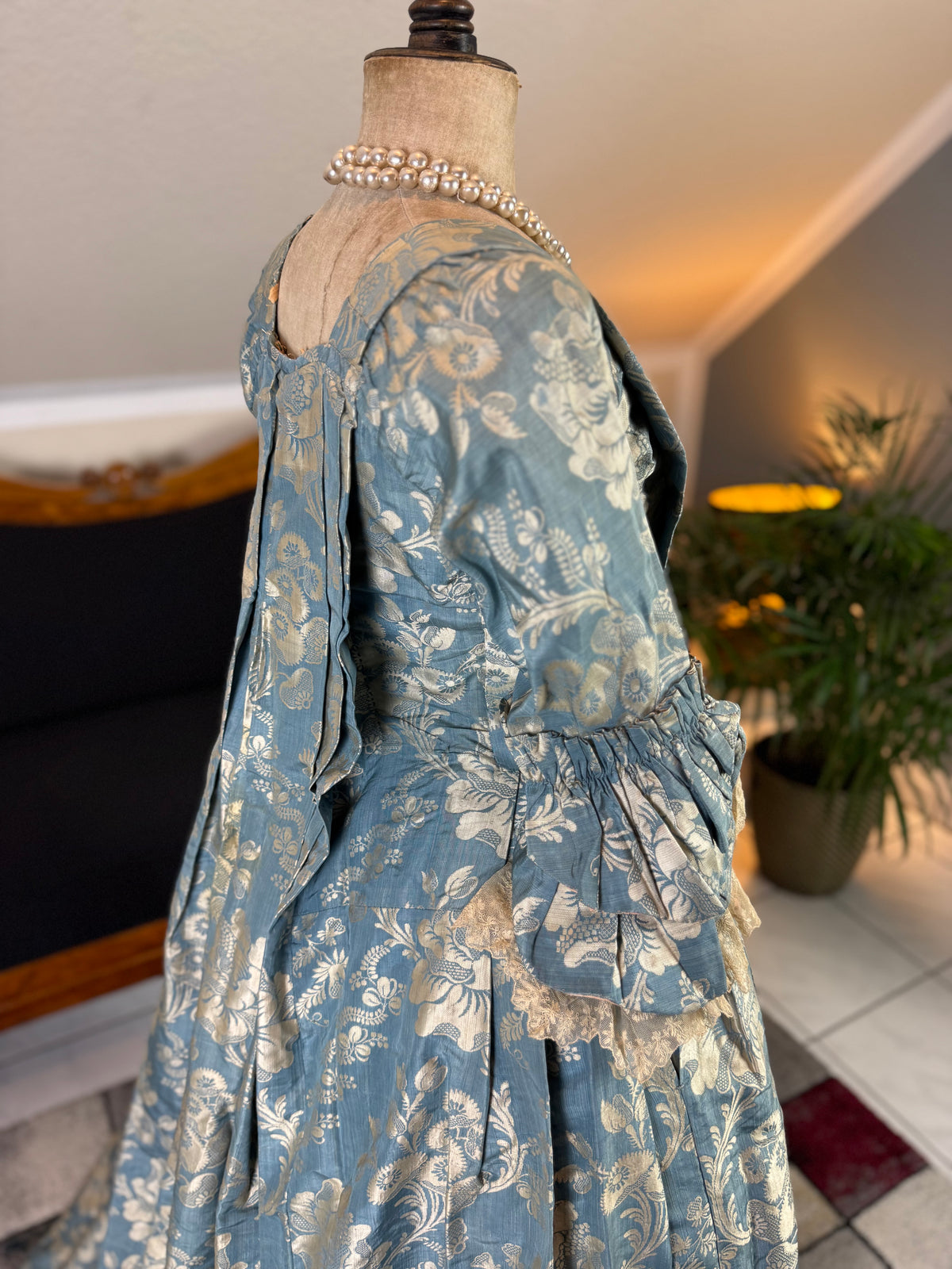 Robe à la Française aus blauem und cremefarbenem Seidendamast – authentisches Kleid aus dem 18. Jahrhundert, ca. 1770