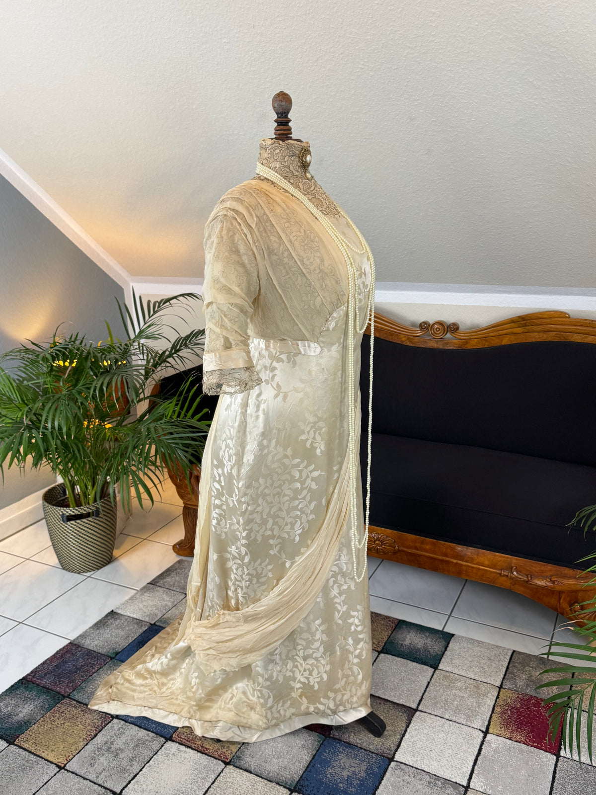 „Antique 1912 cream silk brocade evening dress with lace, crepe drapes and Lady Gillman provenance“