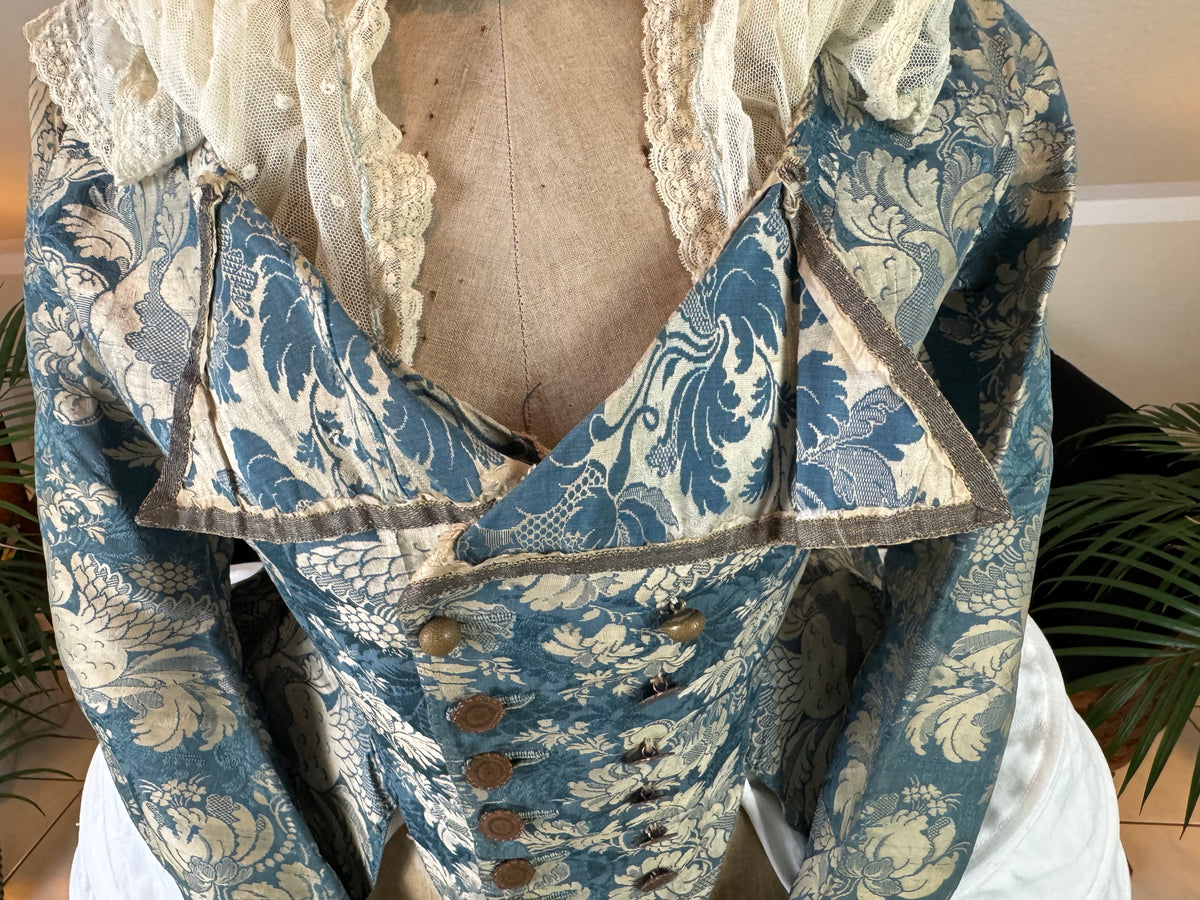 Rokoko Caraco 1750 – Blau-weiß geblümte Seide, Jacke im Reitstil