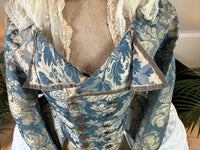 Rokoko Caraco 1750 – Blau-weiß geblümte Seide, Jacke im Reitstil