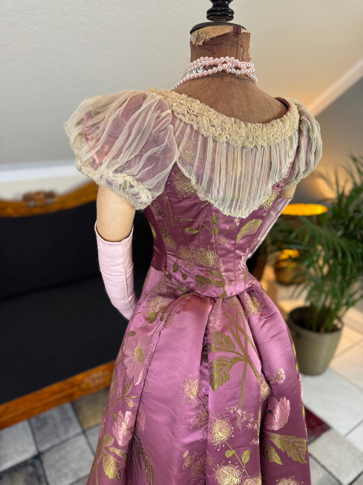 Antikes lilafarbenes Seiden-Ballkleid aus der viktorianischen Ära, ca. 1895