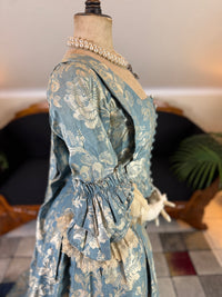 Robe à la Française aus blauem und cremefarbenem Seidendamast – authentisches Kleid aus dem 18. Jahrhundert, ca. 1770