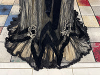 MARC WALTER Außergewöhnliches Abendkleid ca. 1904 – Pariser Couture-Meisterwerk aus Spitze, Tüll und Samt