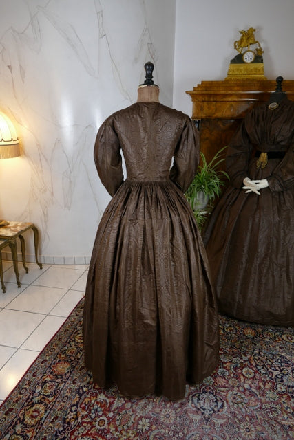 Antike Biedermeier Mutter-Tochter Moiré-Seiden-Nachmittagskleider, 1840er Jahre