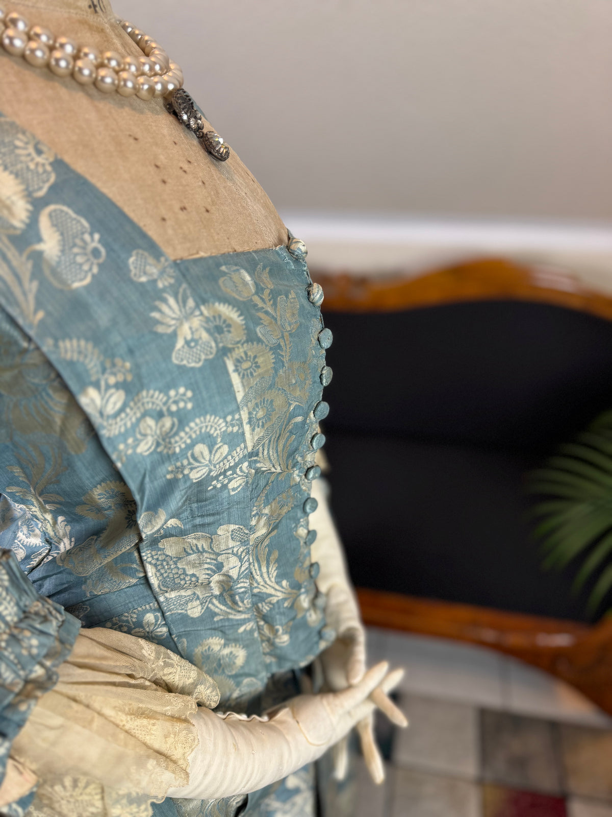 Robe à la Française aus blauem und cremefarbenem Seidendamast – authentisches Kleid aus dem 18. Jahrhundert, ca. 1770