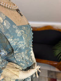 Robe à la Française aus blauem und cremefarbenem Seidendamast – authentisches Kleid aus dem 18. Jahrhundert, ca. 1770