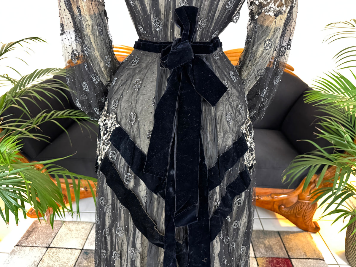 MARC WALTER Außergewöhnliches Abendkleid ca. 1904 – Pariser Couture-Meisterwerk aus Spitze, Tüll und Samt