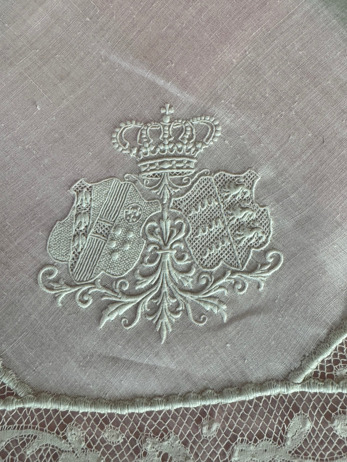 ROYAL Antikes Paar Spitzen-Taschentücher mit Toskana-Württemberg Doppelwappen aus der Aussteuer von Erzherzogin Maria Immakulata, um 1900