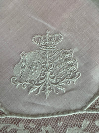 ROYAL Antikes Paar Spitzen-Taschentücher mit Toskana-Württemberg Doppelwappen aus der Aussteuer von Erzherzogin Maria Immakulata, um 1900