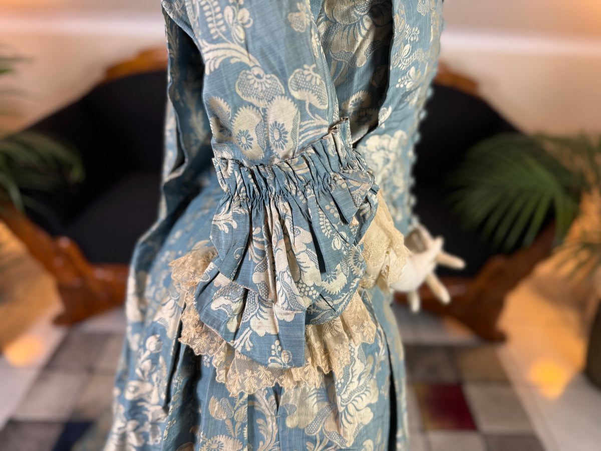 Robe à la Française aus blauem und cremefarbenem Seidendamast – authentisches Kleid aus dem 18. Jahrhundert, ca. 1770