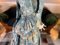 Robe à la Française aus blauem und cremefarbenem Seidendamast – authentisches Kleid aus dem 18. Jahrhundert, ca. 1770