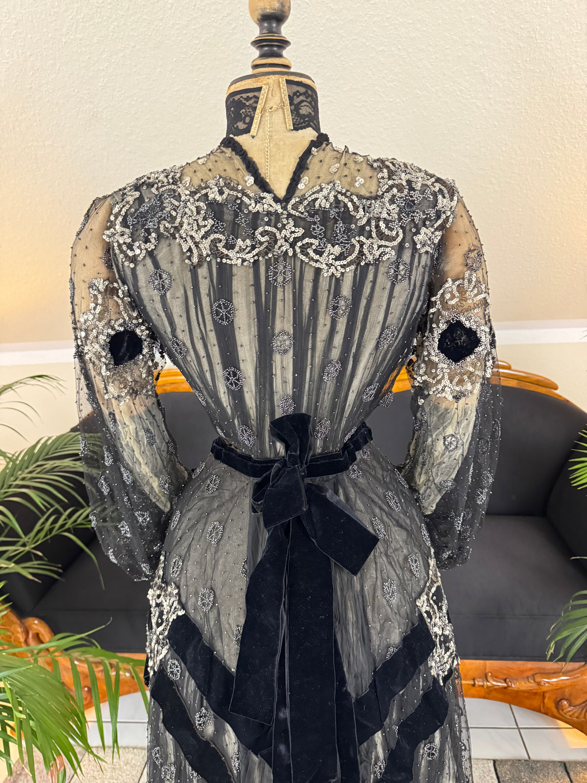 MARC WALTER Außergewöhnliches Abendkleid ca. 1904 – Pariser Couture-Meisterwerk aus Spitze, Tüll und Samt