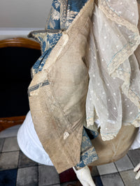 Rokoko Caraco 1750 – Blau-weiß geblümte Seide, Jacke im Reitstil