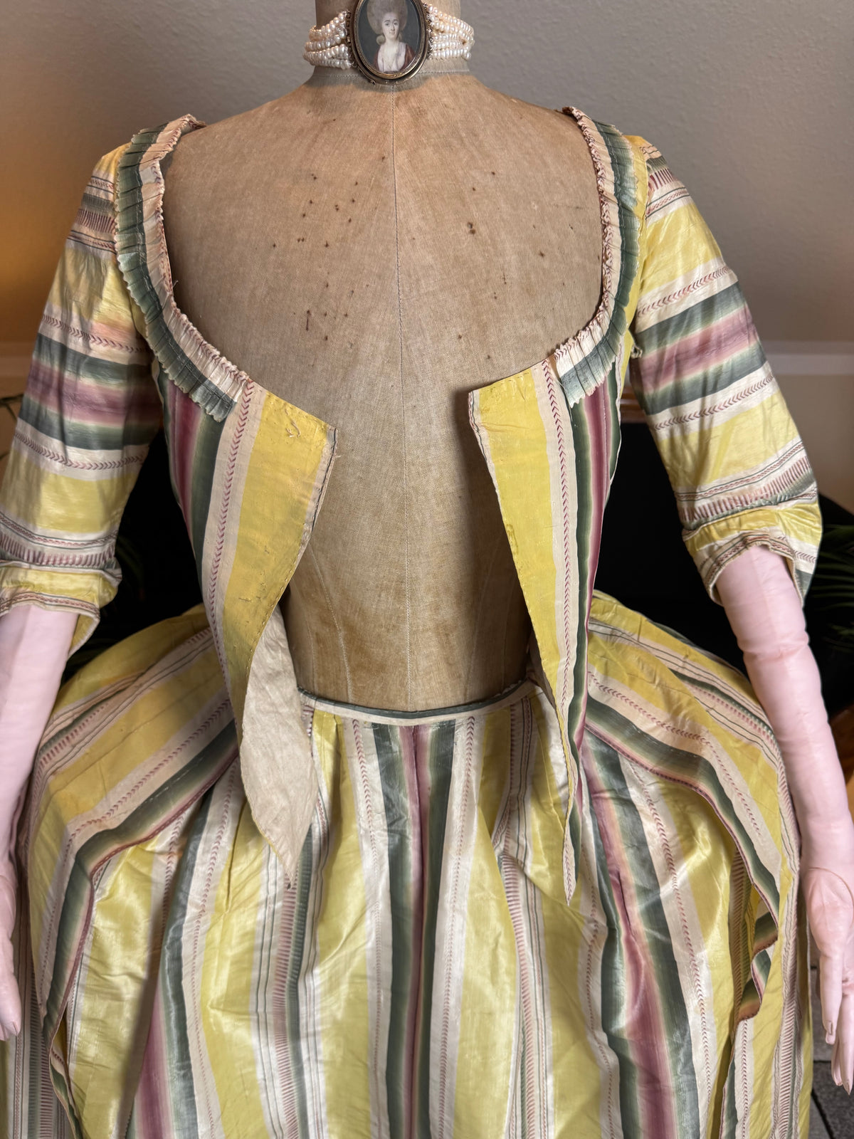 Eine Robe à l’Anglaise aus gelb, grün und pink gestreiftem Seidentaft, ca. 1770