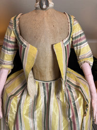 Eine Robe à l’Anglaise aus gelb, grün und pink gestreiftem Seidentaft, ca. 1770
