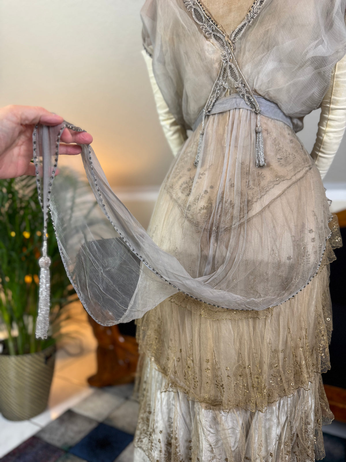 Antikes GUSTAVE BEER Abendkleid – Seidenchiffon &amp; Samt, Paris Couture ca. 1912