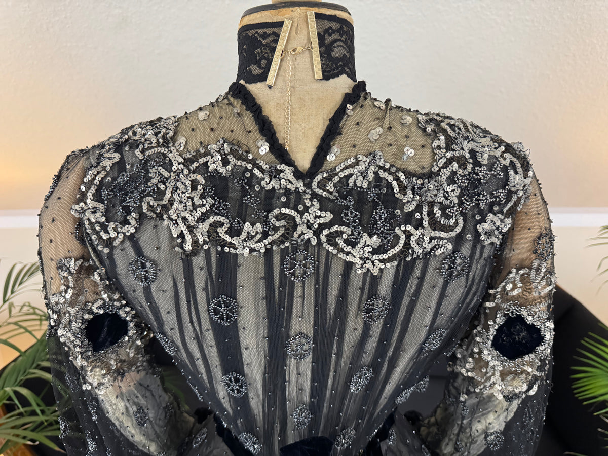 MARC WALTER Außergewöhnliches Abendkleid ca. 1904 – Pariser Couture-Meisterwerk aus Spitze, Tüll und Samt