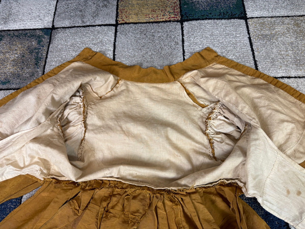 Antikes Regency-Kleid aus goldener Moiré-Seide, ca. 1815-1820
