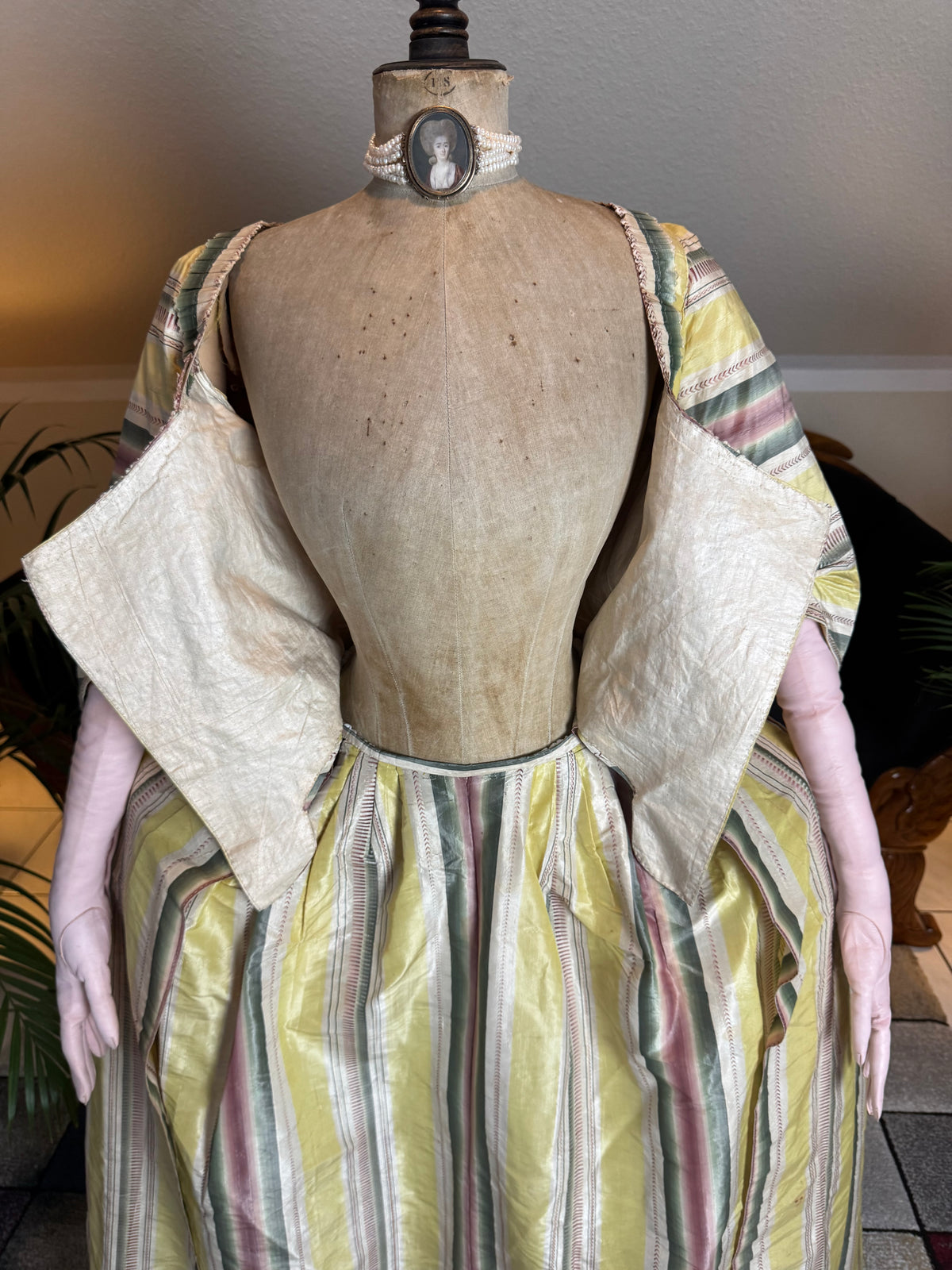 Eine Robe à l’Anglaise aus gelb, grün und pink gestreiftem Seidentaft, ca. 1770