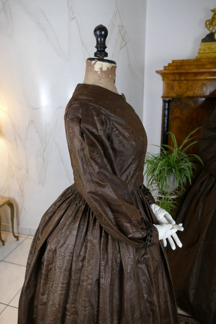 Antike Biedermeier Mutter-Tochter Moiré-Seiden-Nachmittagskleider, 1840er Jahre