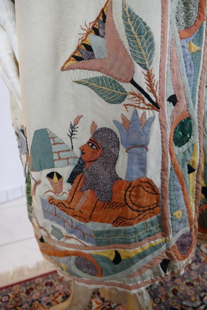 Ägyptische Revival Seidenjacke, ca. 1924 – Appliqué-Motive mit Sphinx, Skarabäus & Pyramide