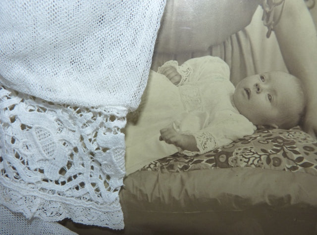 Taufkleid mit Originalfoto, England, ca. 1923 – Netz-Tüll & Spitze, Unterkleid aus Seide