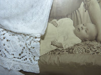 Taufkleid mit Originalfoto, England, ca. 1923 – Netz-Tüll & Spitze, Unterkleid aus Seide