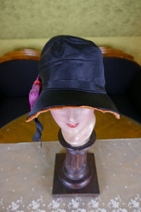 Schwarz-orangefarbene Glocke im Haubenstil, ca. 1926